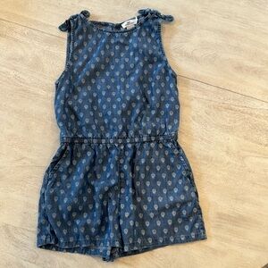 Like new Vineyard Vines size M romper. Light chambray with white flowers.